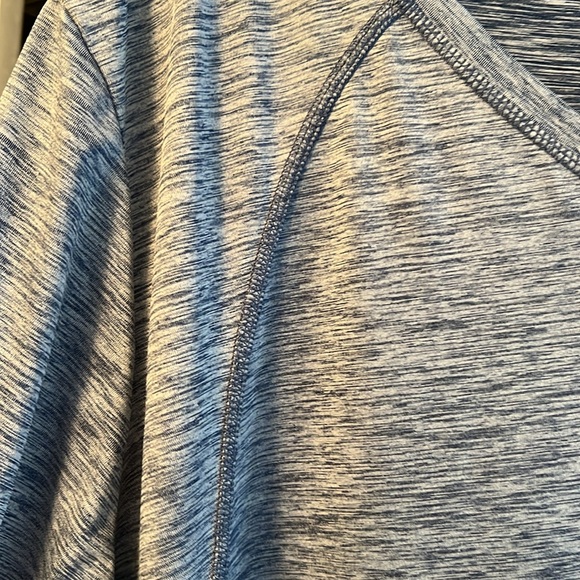 XERSION 3X SEMI FIT NAVY DISTRESSED LOOK V NECK  DECORATIVE  TEE - Picture 4 of 11